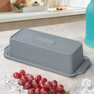 Dettaglio stampo per pane in silicone, superficie di cottura rettangolare grigia, utensile cucina.