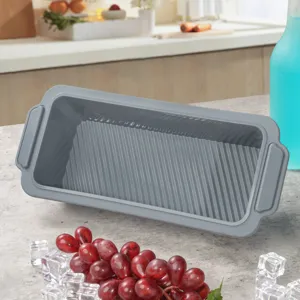 Vista dettagliata di stampo per pane in silicone grigio con trama diagonale e comode maniglie.