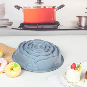 Graue Silikon Rosen Kuchenform zum Backen, flexible Blumen Backform fuer Heimdesserts.