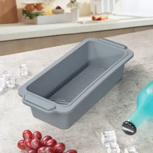 Stampo per pane in silicone rettangolare grigio utensile da forno con design a righe.