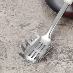 Dettaglio del cucchiaio per spaghetti in acciaio inossidabile, utile utensile da cucina per pasta.