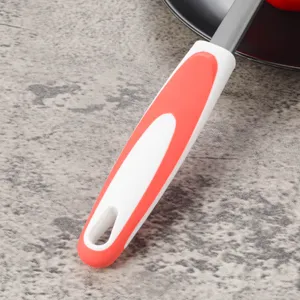 Dettaglio paletta per pasta in acciaio con manico antiscivolo rosso e bianco e foro per appendere.