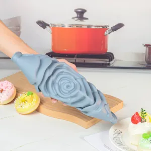 Detailansicht der Silikon Rosen Kuchenform mit 3D Blumen Textur und flexiblem Material.