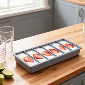 Stampo per cubetti di ghiaccio in silicone lungo con scomparti per uso domestico cucina.