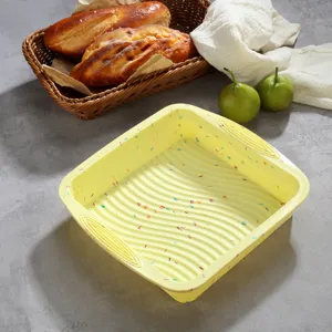 Stampa per dolci quadrata in silicone giallo con pois colorati per cottura in cucina.