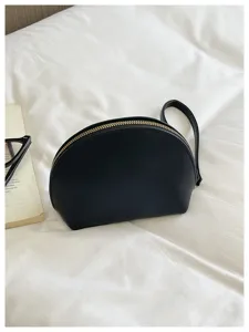 Schwarze kuppelformige Kosmetiktasche Detailansicht mit glatter Textur und stabilem Reißverschluss.