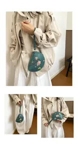 Schicke bestickte halbrunde Handgelenktasche, elegante Blumen Münzbörse und modische Clutch.