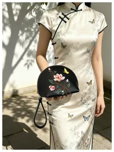 Detailansicht der schwarzen chinesischen bestickten Armtasche, elegante Blumen Clutch.