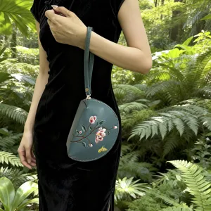 Blaue halbrunde bestickte Handtasche, ethnische Clutch Tasche mit Blumen und Schmetterling Muster.