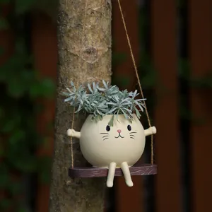 Detailaufnahme des niedlichen Katzen Schaukel Blumentopfs aus Harz für Innendekoration.