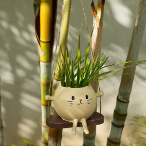 Süßer Katzen-Schaukel Hängeblumentopf Detail, kreativer Harz-Pflanztopf mit Grünpflanze.