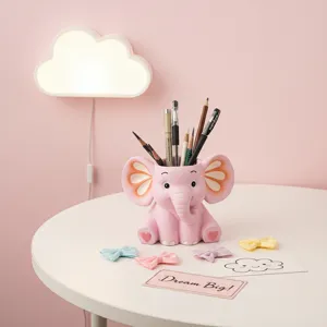 Primo piano di un simpatico portapenne a forma di elefante rosa in resina per scrivania.