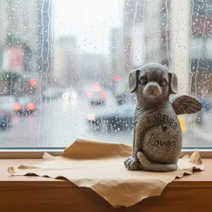 Primo piano molto dettagliato di una statua commemorativa in resina per animali domestici.