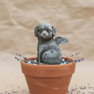 Statuetta commemorativa per animali in eco-resina con ali d'angelo, dettaglio.