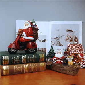 Detailansicht der Weihnachts-Harz-Weihnachtsmann-Roller-Figur Ornament Feiertags-Tischdekoration