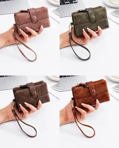 Petit portefeuille femme en cuir PU avec fentes pour cartes et dragonne élégante.