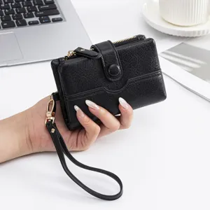 Portefeuille court en cuir noir compact avec fentes pour cartes et dragonne pratique.
