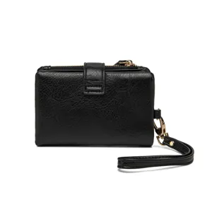 Détail de petit portefeuille noir, cuir texturé, accessoires dorés, fermeture éclair et dragonne.