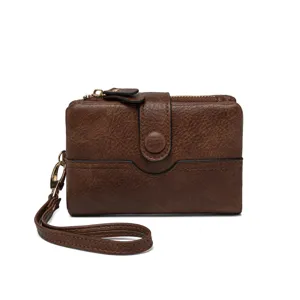 Détail portefeuille court marron, design plié compact avec poche zippée et dragonne