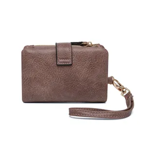 Portefeuille court marron élégant avec dragonne, poche zippée et emplacements multiples.