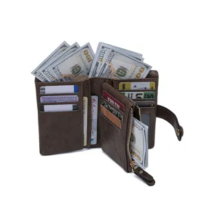 Portefeuille en cuir marron avec plusieurs fentes pour cartes, poche zippée et compartiment.