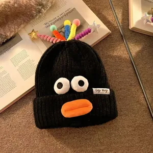Niedliche lustige Strickmütze mit großen Augen und flauschigen Antennen für Herbst und Winter