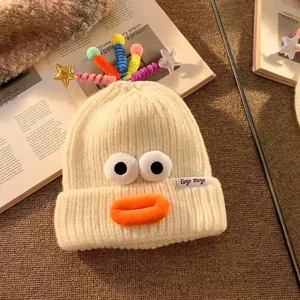 Niedliche lustige Strickmütze mit großen Augen und Entenschnabel für Herbst und Winter