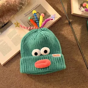 Süße lustige Strickmütze mit großen Augen und Federn Details, gemütliche warme Wintermütze.