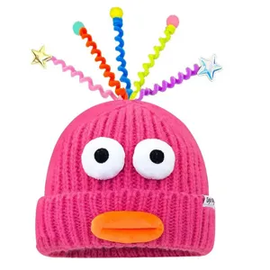 Niedliche rosa Strickmütze mit lustigen Augen und bunten Spiralantennen für den warmen Winter.