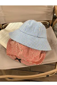Vista dettagliata dei cappelli da pescatore a quadretti coreani con fiocco per le vacanze.