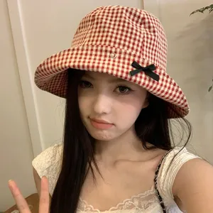 Cappellino da pescatore a quadri rosso e bianco stile coreano, con carinissimo fiocco.