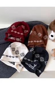 Vue détail de bonnets slouchy en tricot Fair Isle tendance pour l'automne et l'hiver.