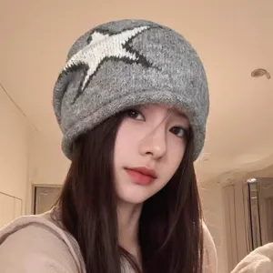 Vue détaillée du bonnet en tricot slouchy style coréen avec motif étoile et matière douce.