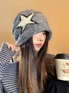 Bonnet en tricot gris style coréen avec motif d'étoile vue détaillée pour les femmes