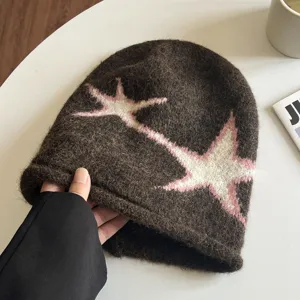 Bonnet tricoté marron ample avec motif étoile rose, bonnet chaud confortable d'hiver.
