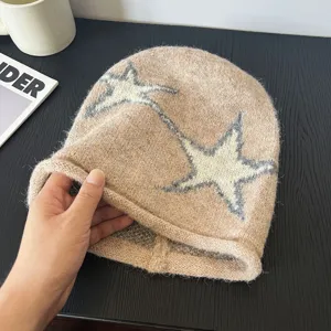 Détail en gros plan d'un bonnet en tricot douillet avec motif d'étoile, doux et chaud.