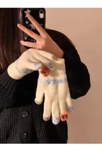 Vista detallada de guantes de invierno de punto grueso táctil con encantadores diseños de osos.