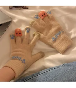 Detalle de guantes de punto de felpa táctiles de invierno, estilo pata de gato para mujer.