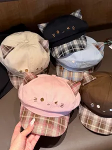 Vue détaillée du chapeau béret oreilles de chat mignon avec bord à carreaux, doux, multicolore.