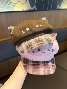 Vue détaillée du chapeau béret à carreaux chat mignon, style doux casquette respirante.