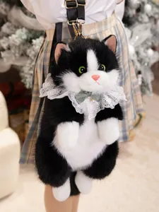 Vista dettagliata del simpatico zaino di gatto in peluche nero e bianco con colletto in pizzo.