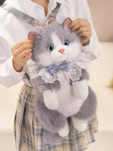 Vista dettagliata di un grazioso zaino gatto di peluche, morbida borsa gattino grigia e bianca.
