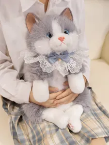 Vista dettagliata del peluche di gatto grigio e bianco simulato, bambola soffice primo piano.