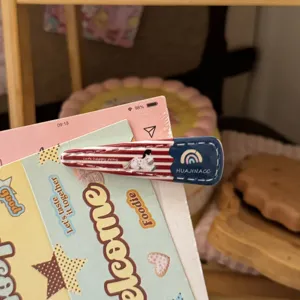 Graziosa molletta per capelli a triangolo con pony a righe blu per ragazze e uso quotidiano.