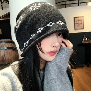 Bonnet tricot Fair Isle automne hiver, chapeau slouchy en laine vintage pour femme chic.