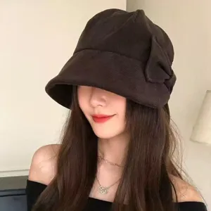 Cappello da pesca in velluto a coste marrone da donna con grazioso fiocco, elegante.