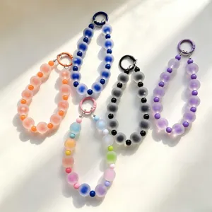 Catena per cellulare con perline colorate smerigliate, portachiavi estetico chic.