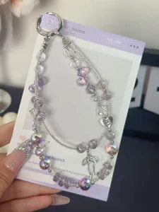 Detailaufnahme der doppelten Kristall HandyKette mit Schleife und schicken Perlen.