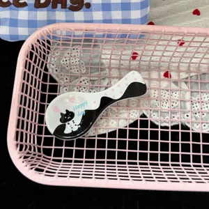 Lindo pasador de pelo con forma de cuchara y gato negro con puntos rosas elegante.