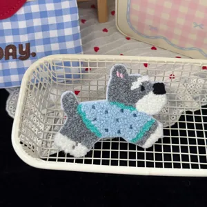 Süßer Plüsch Hund Haarklammer Detailansicht, weiches getuftetes Cartoon Welpe Haaraccessoire.